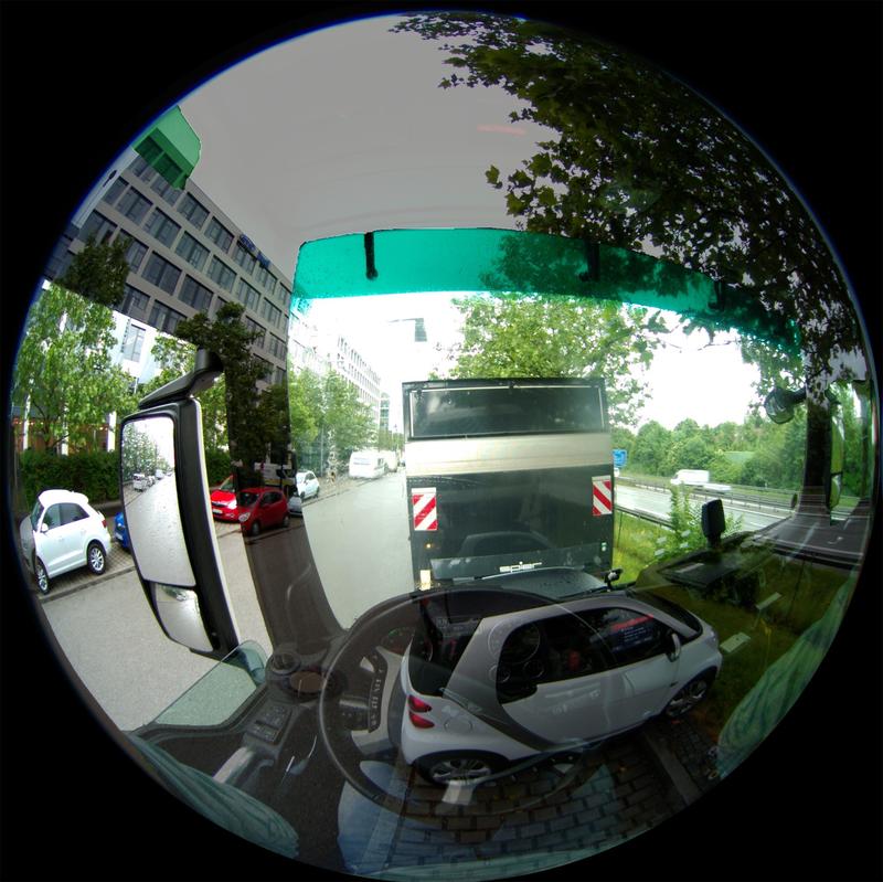 Simulierter Blick aus dem Fahrerhaus eines LKW: Überlagerung von Kameraaufnahme aus Fahrerperspektive und realer Sicht. Es handelt sich bei der Aufnahme um das linke Bild einer 180°-Stereoaufnahme.
