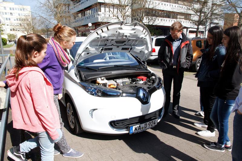 Ob Studium oder Ausbildung: Beim Girls‘ Day informiert das KIT über Berufsperspektiven aber auch über Technologien wie etwa das Elektroauto. (Foto: Lydia Albrecht, KIT)