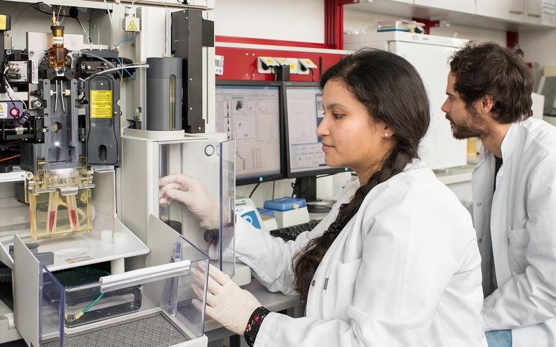 First author of the study Dr. Garima Garg and Dr. Andreas Muschaweckh, two scientists of the Experimental Neurimmunology at TUM, are working with a flow cytometer (FACS, Fluorescence-Activated