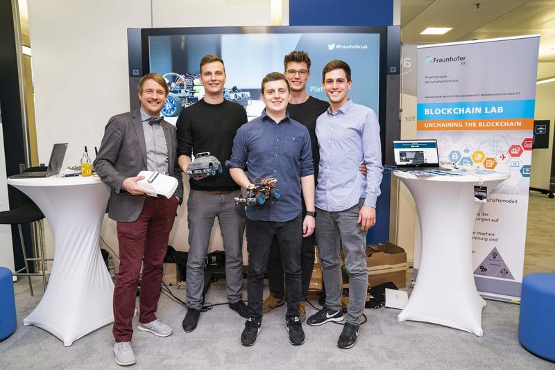 Das Team der Uni Bayreuth präsentiert die preisgekrönte Entwicklung im BMW IT-Zentrum in München: Prof. Dr. Gilbert Fridgen, Nicolas Ruhland, Matthias Babel, Jonas Brügmann und Jannik Lockl (v.l.).