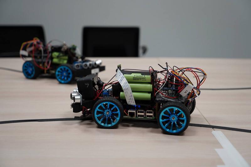 Selbstgebaute Modellfahrzeuge veranschaulichen die innovative Idee des Bayreuther Teams, autonomes Fahren und ein Blockchain-basiertes Vergütungssystem zu kombinieren.