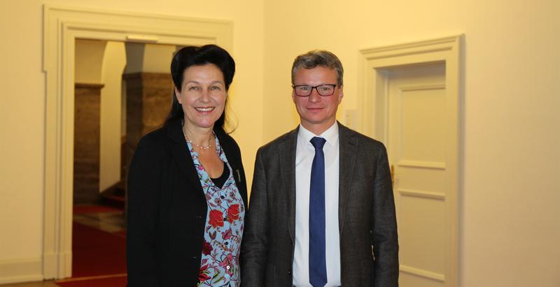 HFF-Präsidentin Prof. Bettina Reitz mit dem Bayerischen Kunstminister Bernd Sibler