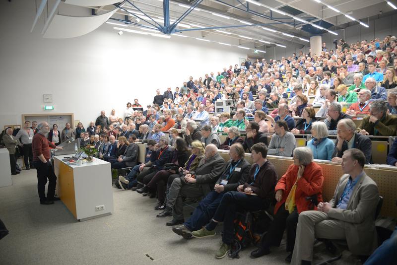 Prof. Dr. Harald Lesch spricht während seines Festvortrages im Rahmen des ABSI-Kongresses zum Publikum im vollbesetzten Hörsaal der TH Rosenheim