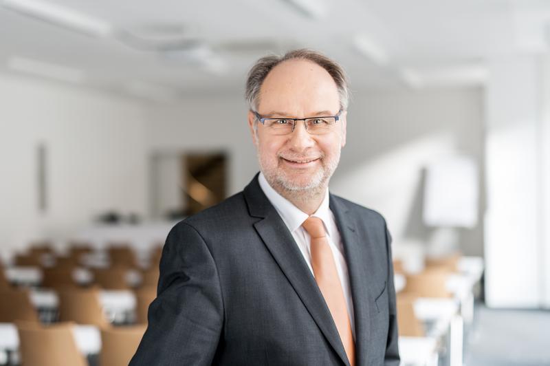 Prof. Dr. Gottfried Richenhagen, Direktor des ifpm Institut für Public Management der FOM Hochschule und wiss. Leiter des Forschungsprojektes „Experimentierräume in der agilen Verwaltung (AgilKom)“