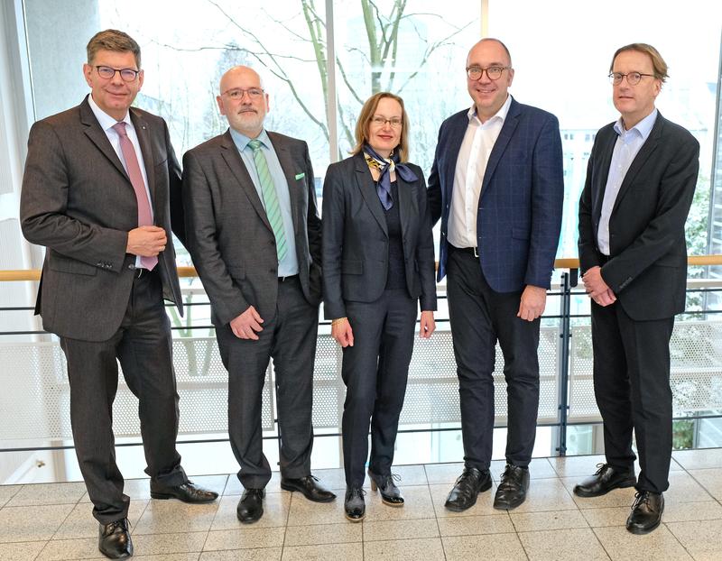 FOM Rektor Prof. Dr. Burghard Hermeier, Prof. Dr. Bernd Neitz und Prof. Dr. Claudia Rademacher-Gottwald vom KCAT KompetenzCentrum für Accounting & Taxation der FOM Hochschule, FOM Prorektor Forschung 