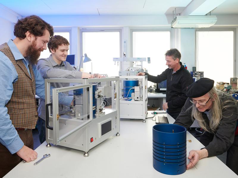 Am Vorseriengerät des neuartigen Gaschromatographen (von links): Dr. Jan Leppert, Peter J. Müller, Wilfried Berchtold und Privatdozent Dr. Peter Boeker. 