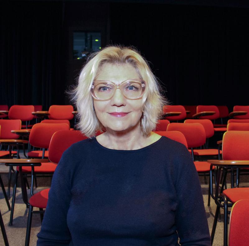 Prof. Dr. Annette Brauerhoch im Filmraum der Universität Paderborn.