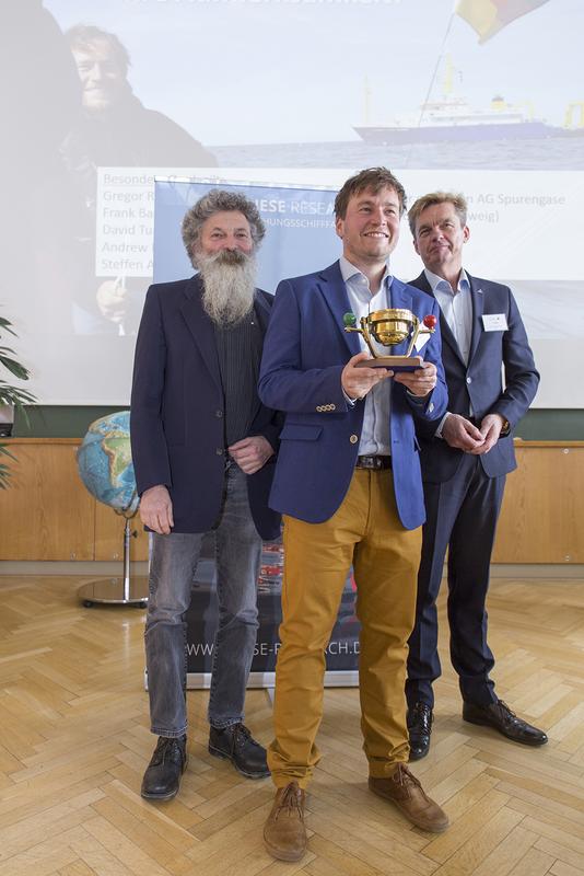 Der BRIESE-Preis für Meeresforschung 2018 wurde heute am IOW an Dr. Jens Daniel Müller (m.) verliehen. Kapitän Klaus Küper (r.) von der BRIESE-Reederei, IOW-Direktor Ulrich Bathmann (l.).