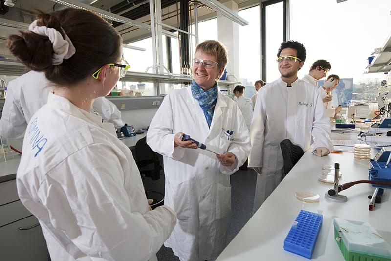 Professorin Dr. Kerstin Otte (Fakultät Biotechnologie, Hochschule Biberach) im Austausch mit Studierenden 