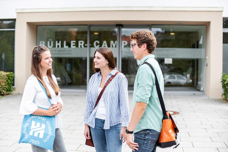 Am Fachbereich Sprach- und Informationwissenschaften am Bühler-Campus der Uni Hildesheim steht die wissenschaftlichen Auseinandersetzung mit Informations- und Kommunikationsprozessen im Mittelpunkt.