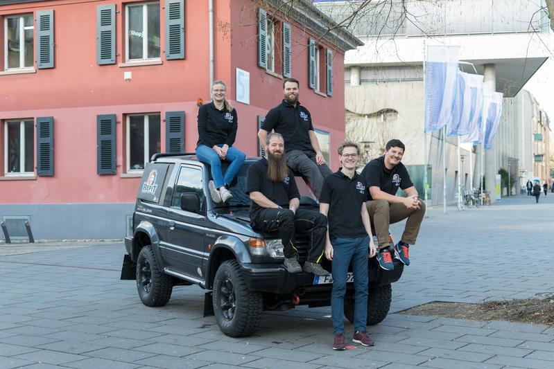 REPIT von der Frankfurt UAS tritt als erstes Studierenden-Team bei der Tuareg Rallye an: (v.l.) Katrin Garbers, Julian Lauth, Jan Windecker, Maximilian Schott und Klaus Nowak.