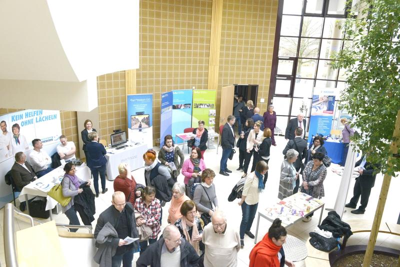 Blick in das Foyer des Konrad-Zuse-Medienzentrums während des Schlaganfallsymposiums im Vorjahr.