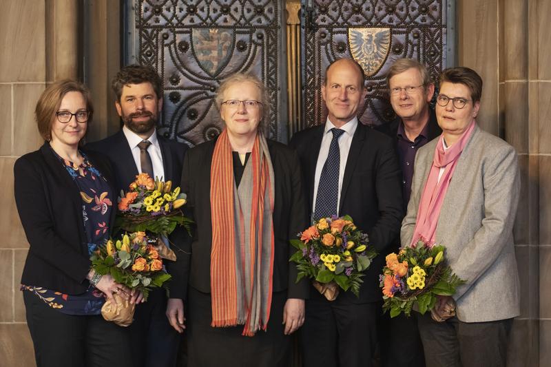 Das künftige Präsidium der Philipps-Universität Marburg (von links): Evelyn Korn, Thomas Nauss, Katharina Krause (Präsidentin), Michael Bölker, Friedhelm Nonne (Kanzler) und Sabine Pankuweit.