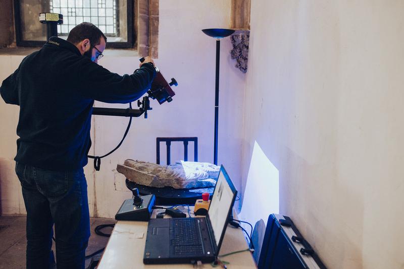 Dirk Rudolph vom Lehrstuhl Konstruktionstechnik der Universität Magdeburg beim Einscannen der Einzelteile des Arnstedtschen Epitaphs im Dom zu Magdeburg.