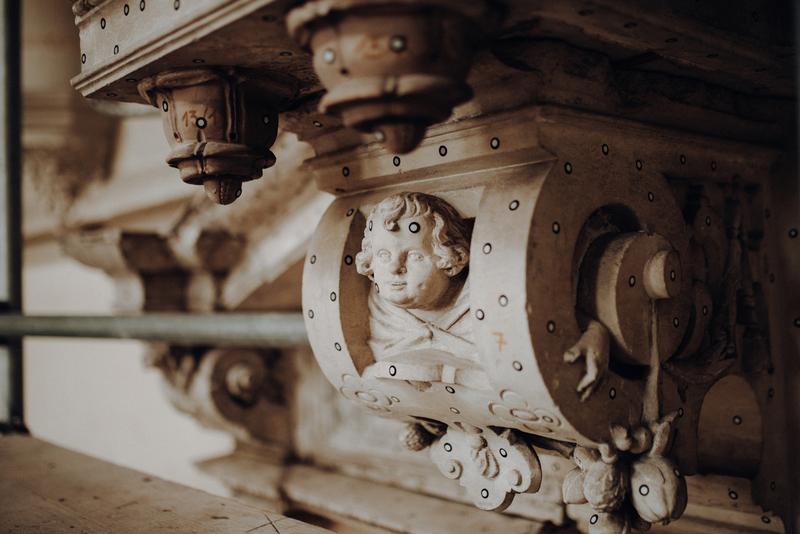 Detailaufnahme vom Arnstedtschen Epitaph im Dom zu Magdeburg mit Referenzpunkten für das Einscannen. 