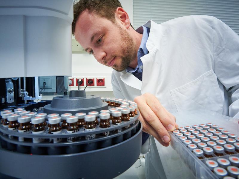 Dr. Arne Kappenberg vom Institut für Pflanzenwissenschaften und Ressourcenschutz (INRES) der Universität Bonn bestückt den Gaschromatographen mit Proben. 