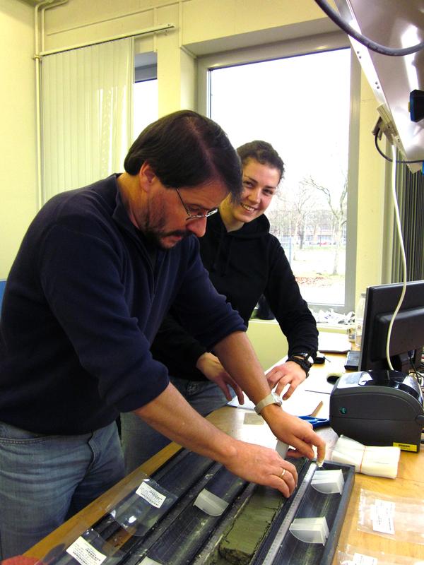 Prof. Dr. Thomas Litt und Manuela Rüßmann  bei der Entnahme von Proben aus einem Bohrkernsegment vom Van-See im Zentrum für Marine Umweltwissenschaften MARUM in Bremen. 