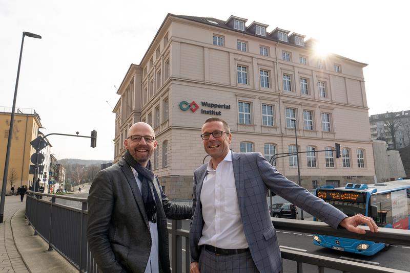 Der Intendant der Oper Wuppertal, Berthold Schneider, und Prof. Dr. Uwe Schneidewind, Präsident des Wuppertal Instituts, tauschen ab dem 28. Februar 2019 für drei Wochen ihre Jobs.