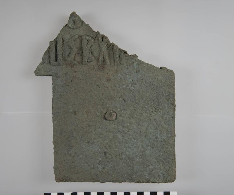 Fragmentierte Bronzetafel mit äthio-sabäischer Inschrift 