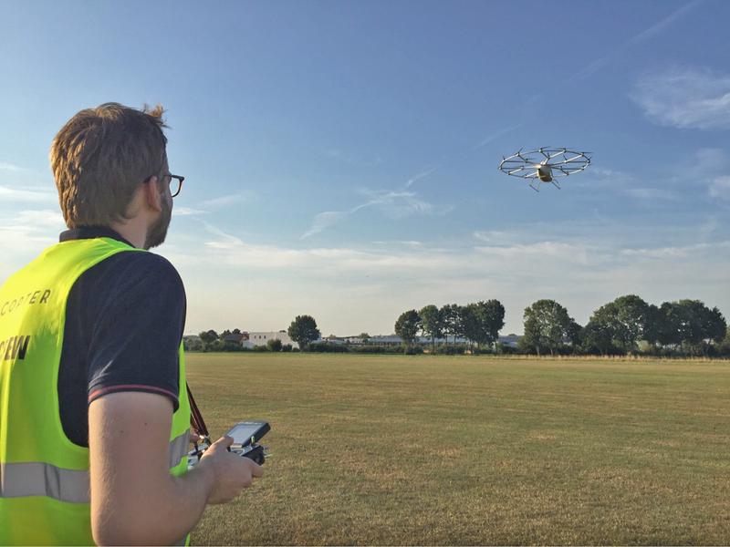 Dr. Jan Zwiener navigiert den Volocopter per Fernsteuerung … 