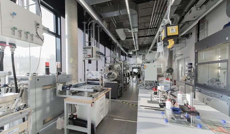At the Fraunhofer ISC, Würzburg, the complete process chain for the production of battery cells is available. 