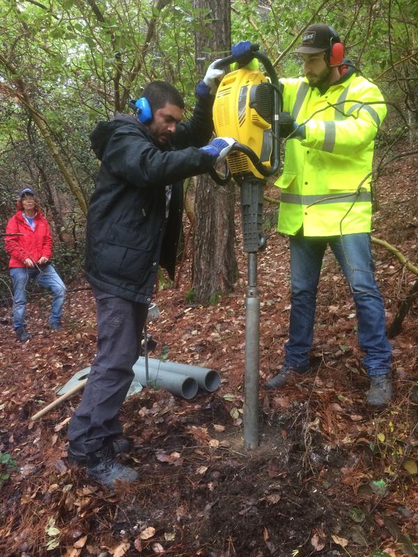 Projektmitarbeiter bei Probenentnahme in Zypern