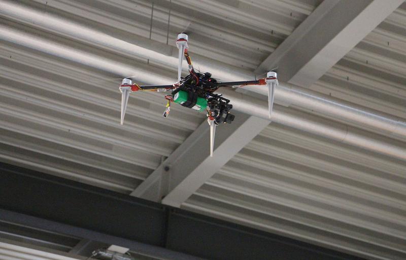 Nicht nur scannen, sondern auch tragen: In der Produktion können Drohnen eingesetzt werden, um Transportwege für Klein- oder Einzelteile zu verkürzen.