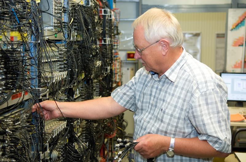 Historische Aufnahme: Professor Sigurd Hofmann während seiner aktiven Forschungszeit bei GSI am Experiment zur Entdeckung von neuen Elementen.