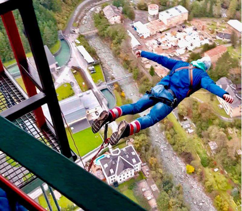 Bungee-Jumping im Dienste der Wissenschaft: Ein Proband springt 192 Meter in die Tiefe während seine Hirnströme abgeleitet werden. 