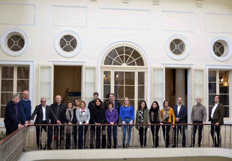 Die internationale Projektgruppe des DIFME-Projektes mit Prof. Dr. Sean Patrick Saßmannshausen von der OTH Regensburg (9. von rechts) im Lichthof der Alten Börse in Valetta, Malta.