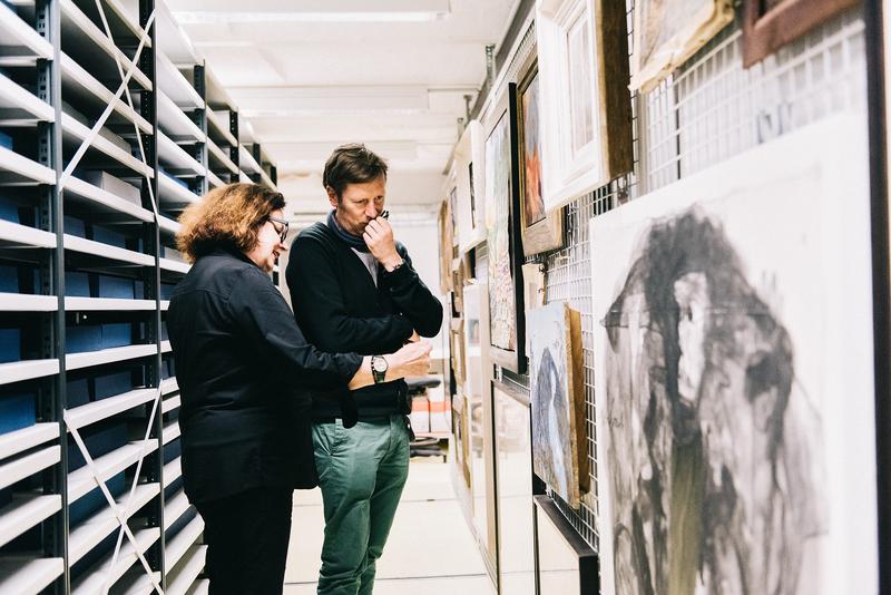 Die Kunsthistorikerin Doris Noell-Wumpeltes und ihr Kollege Torsten Kappenberg in der Sammlung Museum Prinzhorn in Heidelberg.