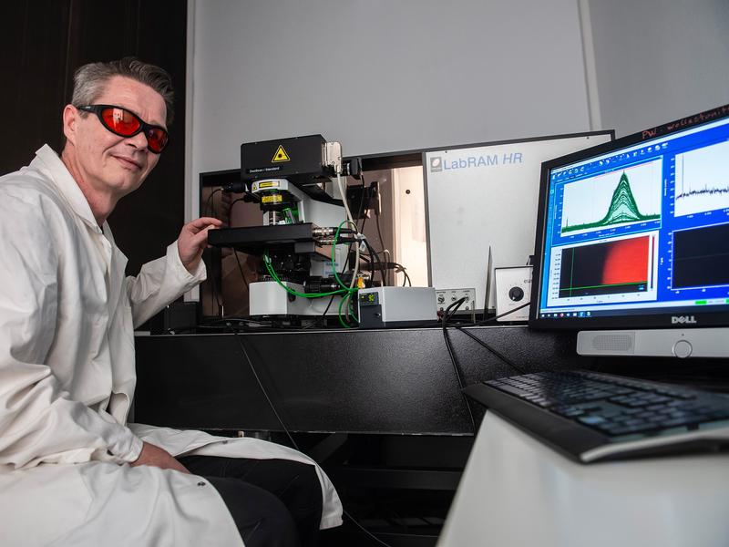 Prof. Dr. Thorsten Geisler-Wierwille vom Institut für Geowissenschaften und Meteorologie der Universität Bonn am Raman-Spektrometer mit eingebautem Heizgefäß. 