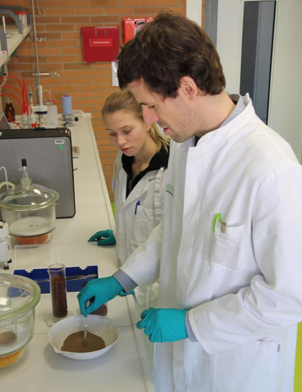 Der Wissenschaftliche Mitarbeiter Felix Brück und die Studentin Shannon Courtney bereiten eine Klärschlammascheprobe für die Analyse auf Schadstoffe vor.