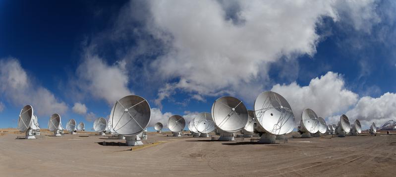 Das Atacama Large Millimeter Array (ALMA) liefert die höchst aufgelösten Bilder des Universums im Millimeter- und Submillimeterbereich.