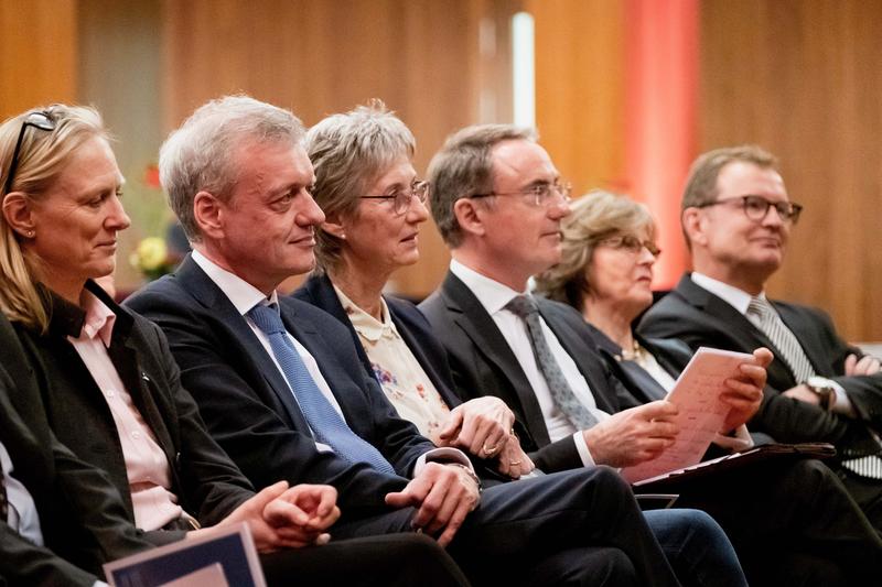Universitätspräsidentin Prof. Birgitta Wolff, Prof. Ferdinand Gerlach und Ehefrau Prof. Heike Schnoor, Laudator Prof. Christoph Straub.