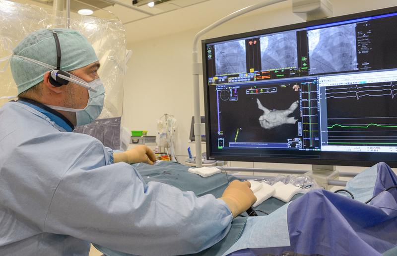 Prof. Dr. Philipp Sommer, Direktor der Klinik für Elektrophysiologie und Rhythmologie, an seinem neuen Arbeitsplatz im Herzkatheterlabor (HKL) Nummer Sechs