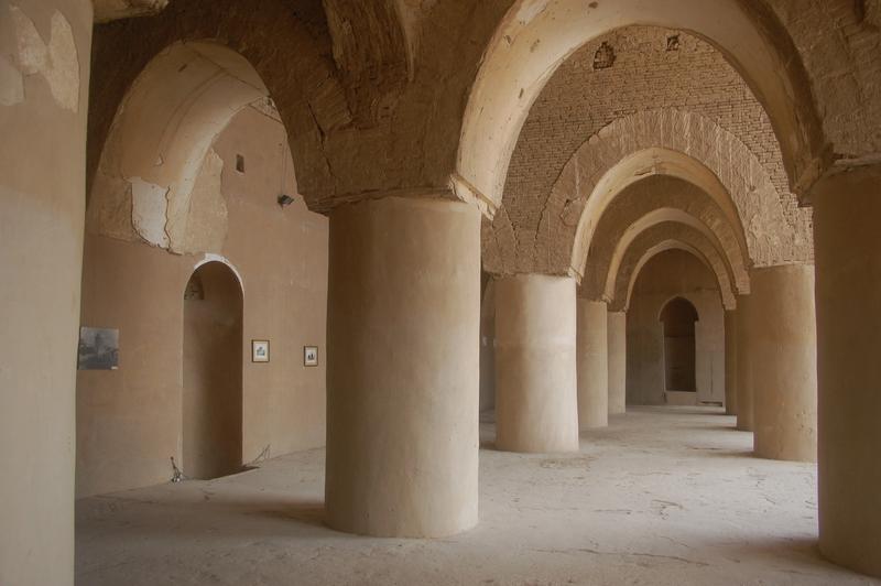 Pfeilerhallen sind charakteristisch für die Moschee in der iranischen Stadt Damghan, die auf das 9. bis 10. Jahrhundert datiert wird.