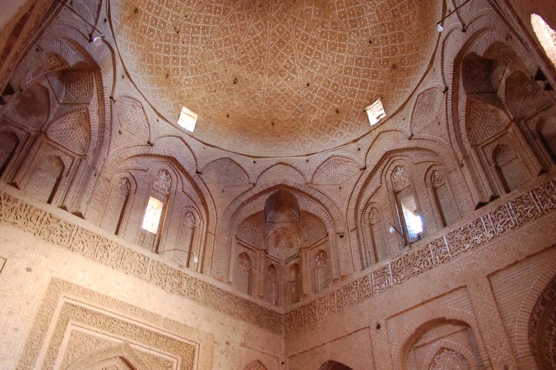 Die Freitagsmoschee von Ardistan in Iran wurde um 1160 um einen Kuppelraum erweitert.