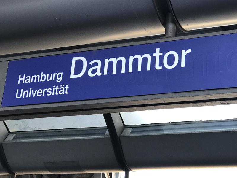 Der Bahnhof Dammtor hat heute, am 27. Februar 2019, die Namensergänzung „Universität“ erhalten.