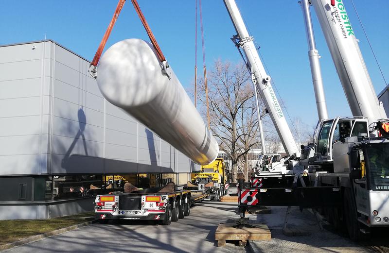 Der Wasserstoff-Tank ist rund 18 Meter hoch und 3,5 Meter breit. Er kommt für eine bessere Brennstoffzellen-Forschung zum Einsatz. Die Förderung erfolgte durch das Unternehmen Continental.