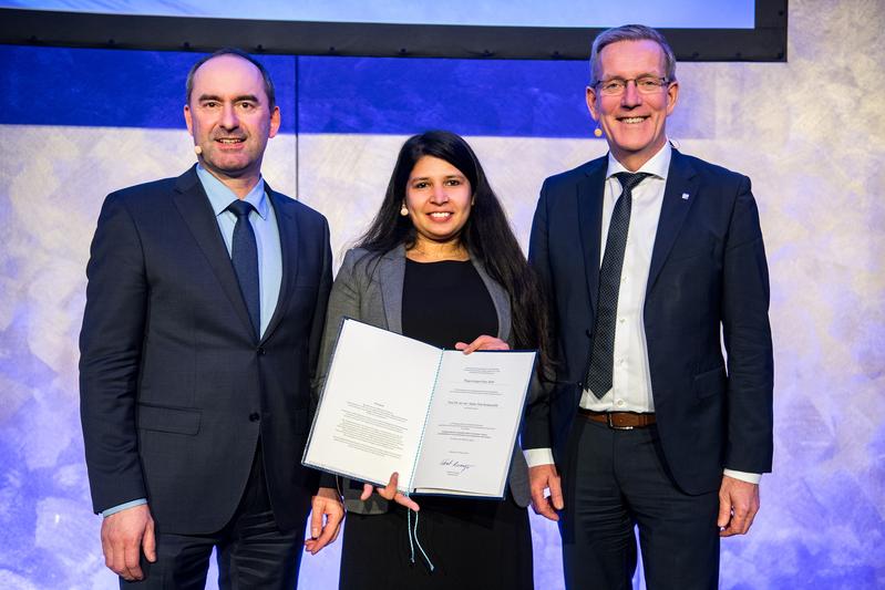 Hubert Aiwanger (l.), bayerischer Staatsminister für Wirtschaft, Landesentwicklung und Energie, und Andreas Meuer (r.), Vorstandsmitglied der Fraunhofer-Gesellschaft, überreichen die Auszeichnung.