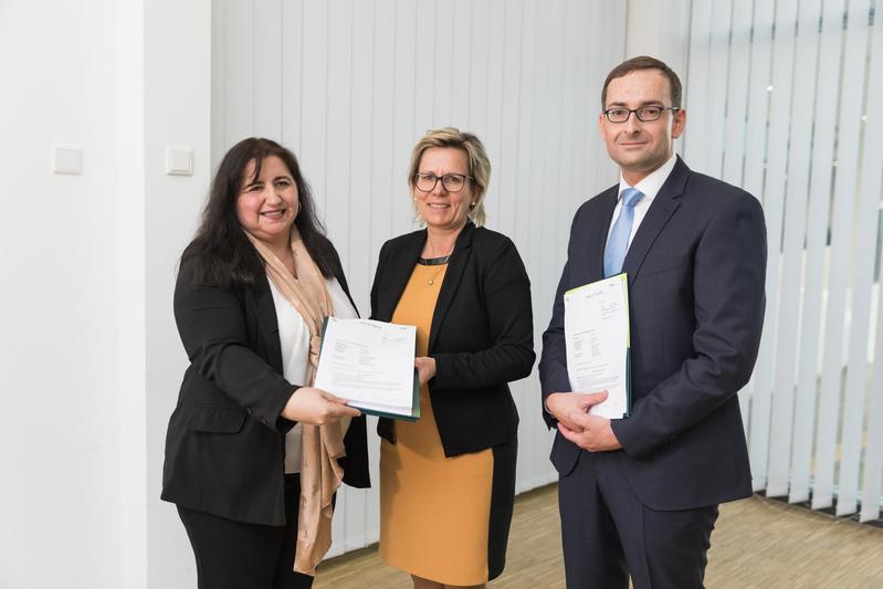 Projektleitung Prof. Galina Ivanova und Prof. Dominik Michalski mit Sachsens Gesundheitsministerin Barbara Klepsch (mittig)