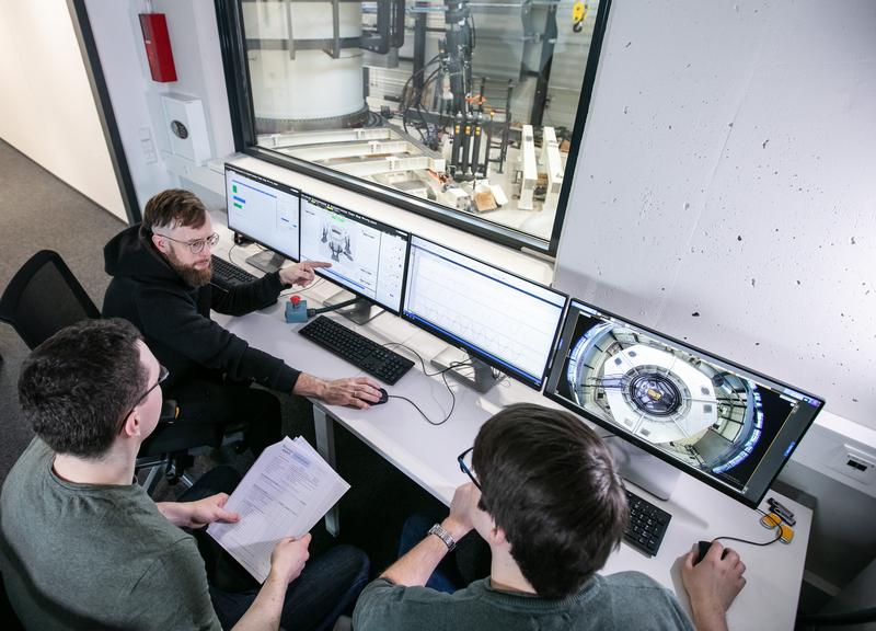 Im Kontrollraum werden die Belastungsszenarien für den Test überwacht.