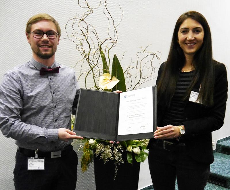 Selin Kara, Sprecherin des Zuskunftsforums zeichnet Philip Hecht  für seine Diplomarbeit zur Kultivierung von Säuger- und Insektenzellen mit dem Preis des Zukunftsforums 2019 aus.