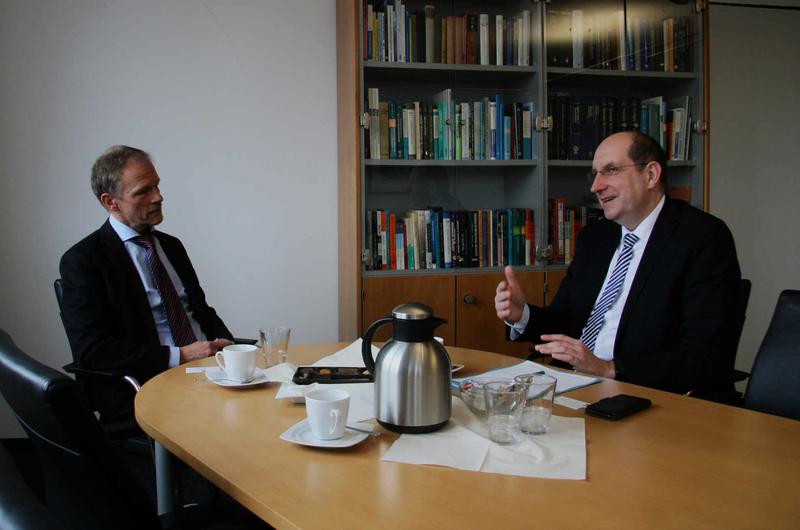 Prof. Dr. Jörg Overmann (links) im Gespräch mit Matthias Wunderling-Weilbier