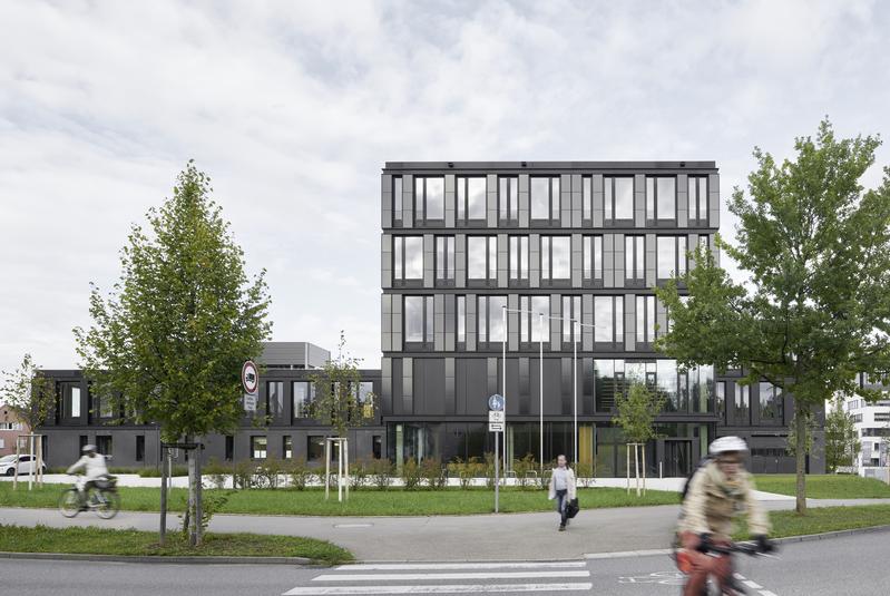 Fassade mit integrierten CIGS-Dünnschicht-Solarmodulen am Institutsgebäude des ZSW in Stuttgart.