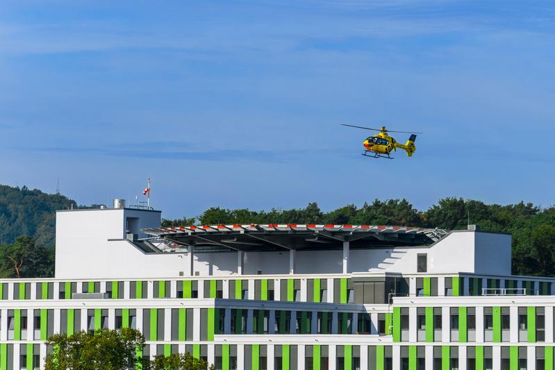 Hubschrauberlandeplatz auf dem Dach der neuen Klinik für Innere Medizin des Universitätsklinikums des Saarlandes in Homburg