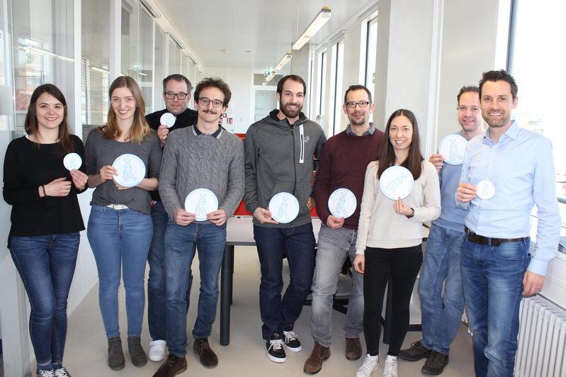 Das Team von Jan Dudek und Christoph am DZHI trägt am Tag der Seltenen Erkrankungen „Jeans for Genes“. Damit folgen sie dem Motto der globalen Kampagne der Barth Syndrome Foundation. 