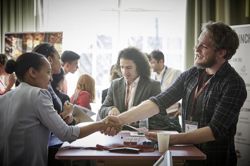 Die Career Fair: Über 1300 Besucher nutzten die Chance zum Netzwerken und zum Kontakte knüpfen zu möglichen Arbeitgebern  