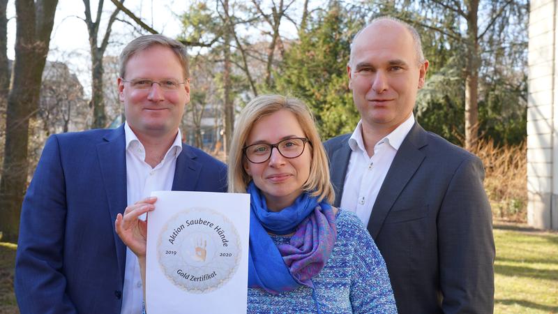 Jeanina Kluge vom DHZB-Hygieneteam mit Marcus Polle, Kaufmännischer Direktor des DHZB (rechts) und Pflegedirektor Sebastian Dienst